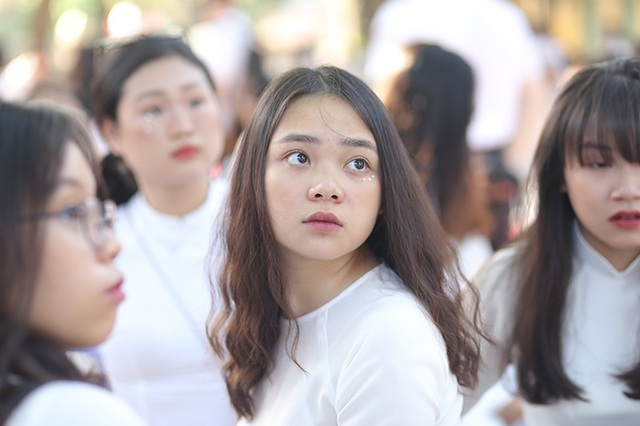 Ngắm vẻ đẹp của nữ sinh trường Bưởi trong tà áo dài ngày bế giảng - 6 Ngắm vẻ đẹp của nữ sinh trường Bưởi trong tà áo dài ngày bế giảng - 6