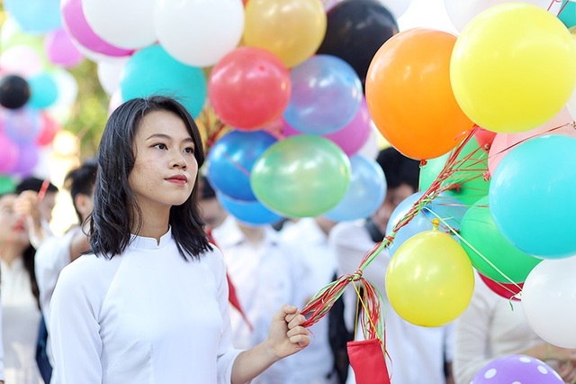 Ngắm vẻ đẹp của nữ sinh trường Bưởi trong tà áo dài ngày bế giảng - 8 Ngắm vẻ đẹp của nữ sinh trường Bưởi trong tà áo dài ngày bế giảng - 8