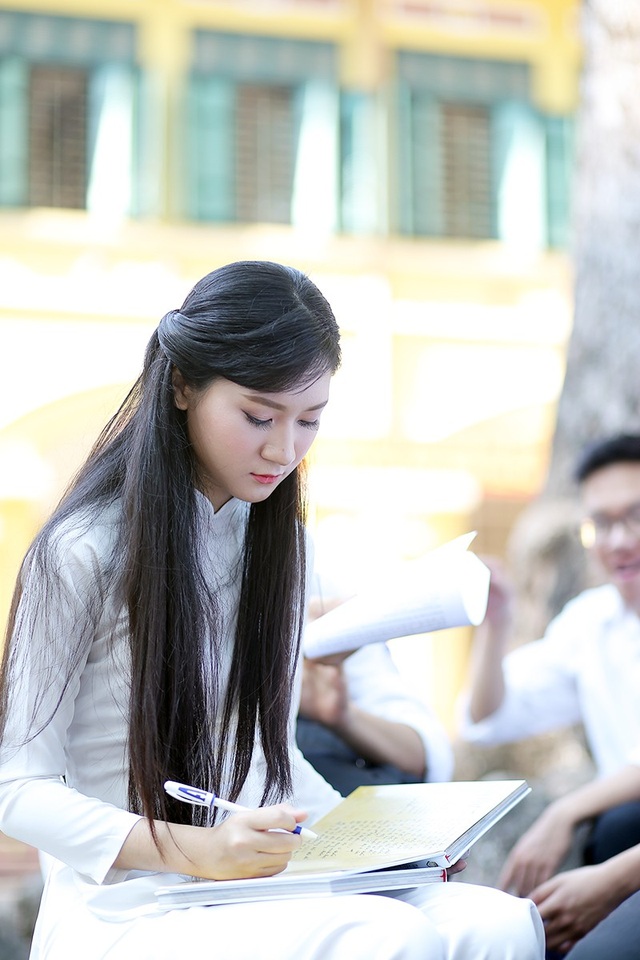 Ngắm vẻ đẹp của nữ sinh trường Bưởi trong tà áo dài ngày bế giảng - 9
Viết vội những dòng lưu bút, ghi lại kỉ niệm suốt 3 năm được khoác lên mình màu áo của THPT Chu Văn An.
