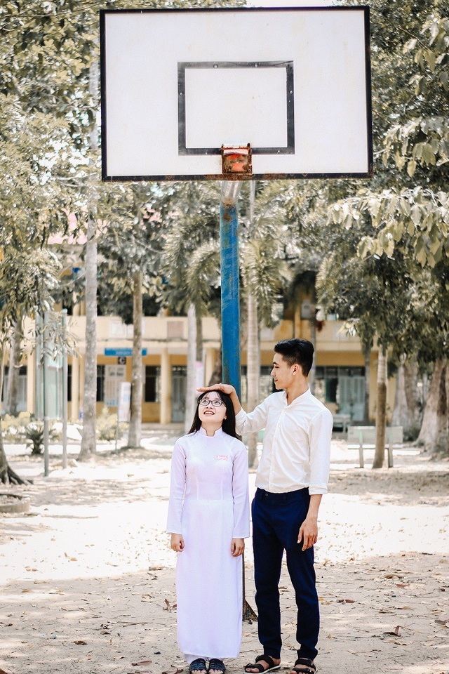 9x Đồng Tháp kể "chuyện tình gà bông" đẹp nên thơ bằng hình ảnh - 5 Hậu đã nhờ hai bạn học sinh Đức Anh và Trúc Linh vào vai hai cô cậu học trò để tái hiện tại câu chuyện tình yêu trong trẻo, đẹp đẽ thay lời muốn nói.