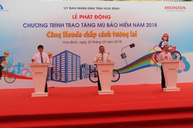 Tặng 20.000 mũ bảo hiểm cho học sinh dân tộc thiểu số, vùng sâu vùng xa - 2 Lãnh đạo Ủy ban An toàn giao thông Quốc gia, UBND tỉnh Hòa Bình, Công ty Honda Việt Nam bấm nút phát động chương trình trao tặng mũ bảo hiểm năm 2018
