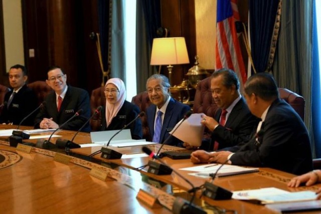 Malaysia cắt lương bộ trưởng để cứu nguy nợ công - 1
Cuộc họp nội các đầu tiên của chính phủ mới Malaysia. (Ảnh: Star)