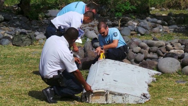 Australia bác giả thuyết chấn động về MH370 - 1
Lực lượng tìm kiếm đã tìm thấy một số mảnh vỡ nghi của MH370. (Ảnh: Reuters)