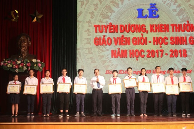 Quận Hoàn Kiếm (Hà Nội): Tuyên dương giáo viên, học sinh giỏi năm học 2017-2018 - 4 Ông Lê Ngọc Quang - Phó Giám đốc Sở GD-ĐT Hà Nội trao bằng khen cho các học sinh đạt thành tích xuất sắc.