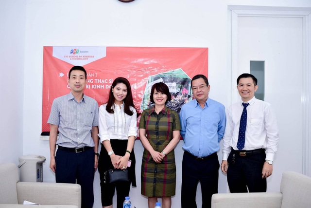 BTV Ngọc Trinh ghi danh tham gia khóa học Thạc sỹ Quản trị kinh doanh - 2
BTV Ngọc Trinh (thứ 2 từ trái sang) chụp ảnh lưu niệm cùng ban giám khảo.