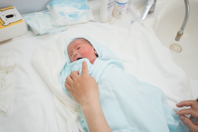 Kinh nghiệm chọn khăn "không phí 1 xu" cho bé mùa hè - 3 Mẹ nên lựa chọn khăn đơn sắc, sáng màu để dễ phát hiện vật thể lạ trên khăn