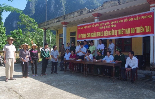 Hỗ trợ 50 con bò giống cho đồng bào nơi biên giới - 1 Đại diện lãnh đạo Bộ Chỉ huy BĐBP và Ủy ban MTTQ tỉnh Quảng Bình trao tặng bò giống cho đồng bào biên giới tại xã Thượng Hóa, huyện Minh Hoá.