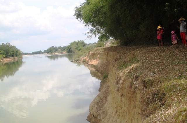 Bình Định: Lo sông “nuốt” nhà, dân phản đối khai thác cát! - 1 Đoạn bờ sông Kôn qua xóm Gò Cát, phường Nhơn Hòa, thị xã An Nhơn bị sạt lở nghiêm trọng.