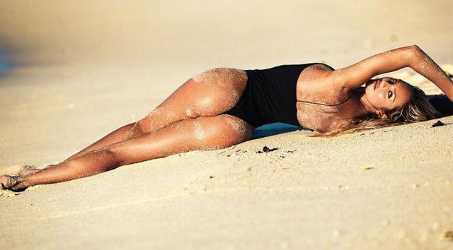 Thân hình chuẩn từng centimet của Candice Swanepoel - 1
Candice Swanepoel đẹp hút hồn trong bộ ảnh quảng cáo mới