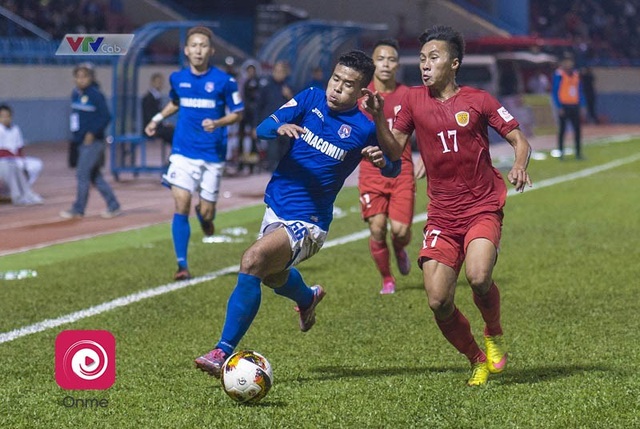 Vòng 9 V-League 1: Xem đại chiến trên Onme - 2 Đội bóng đất Mỏ vừa lỡ cơ hội bám đuổi ngôi đầu bảng khi thất thủ ngay trên sân nhà ở vòng 8. Sẽ không có chỗ cho những sai lầm nếu Than Quảng Ninh muốn duy trì vị trí thứ nhì của mình trên BXH. TP.HCM vừa trắng tay liên tiếp 3 vòng đấu vừa qua, chưa biết HLV Miura dùng bài gì để chống lại Than Quảng Ninh, trong bối cảnh hàng thủ tan hoang, lòng quân thiếu ổn định sau tin đồn giải thể vừa qua.