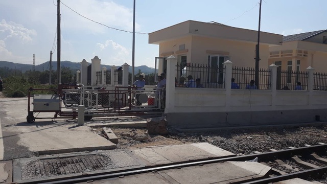 Vụ tai nạn tàu hỏa ở Thanh Hóa: Đình chỉ nhân viên gác tàu - 1 2 nhân viên trực gác chắn vào đêm ngày 24/5 đã bị tạm đình chỉ để phục vụ công tác điều tra.