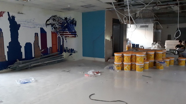 “Xóa sổ” trung tâm tiếng Anh có cô giáo chửi học viên là “lợn” - 3
Công nhân cho biết, việc phá dỡ được thực hiện từ một tuần nay