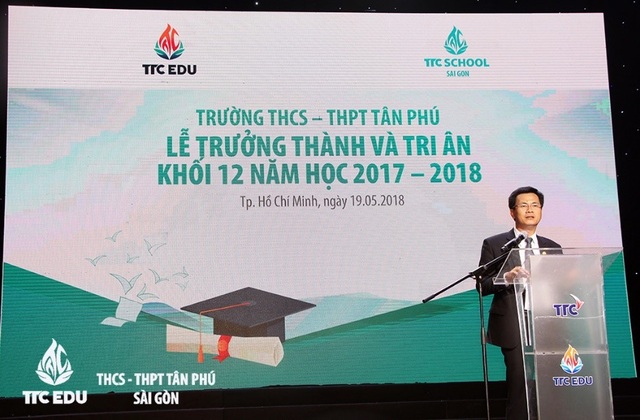 Lễ tri ân và trưởng thành của học sinh trường THCS - THPT Tân Phú - 1 Thầy hiệu trưởng trường xúc động gửi gắm đến học trò những lời tâm huyết nhất.