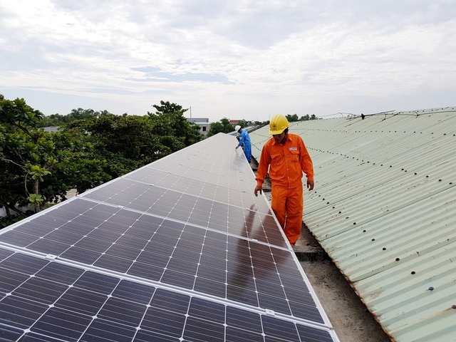 Nhiều trường học ở Quảng Nam được tài trợ hệ thống điện mặt trời - 1 Hệ thống điện mặt trời trên mái trường THCS Lê Quý Đôn