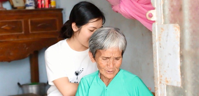Đỗ Thị Ngọc Lan thường qua giúp đỡ mẹ con bà Năm.