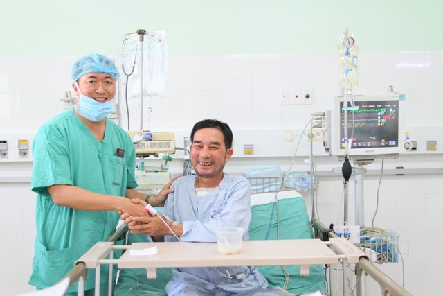 Bệnh nhân Huế mang trái tim Hà Nội: Nguyện làm con của gia đình người hiến tặng - 5
Phóng viên Dân trí chúc mừng ông Tuấn đã hồi phục sức khỏe