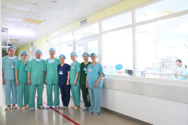 Bệnh nhân Huế mang trái tim Hà Nội: Nguyện làm con của gia đình người hiến tặng - 6 Tập thể khoa Gây mê Hồi sức Tim mạch bên ngoài phòng cách ly bệnh nhân ghép tim