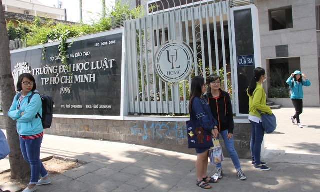 Trường đại học cảnh báo sinh viên về nạn trộm cướp tài sản - 1 Cổng trường ĐH Luật TPHCM trên đường Nguyễn Tất Thành