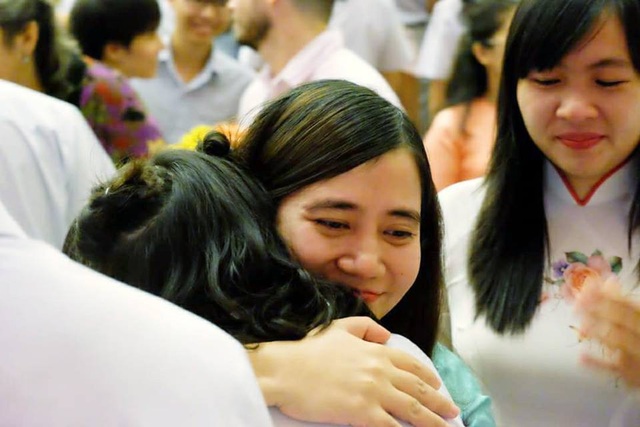 Thấm thía bức thư cô giáo viết cho học trò lớp 12: Con là một người bình thường! - 4 Cô và trò trong những khoảnh khắc đầy xúc động
