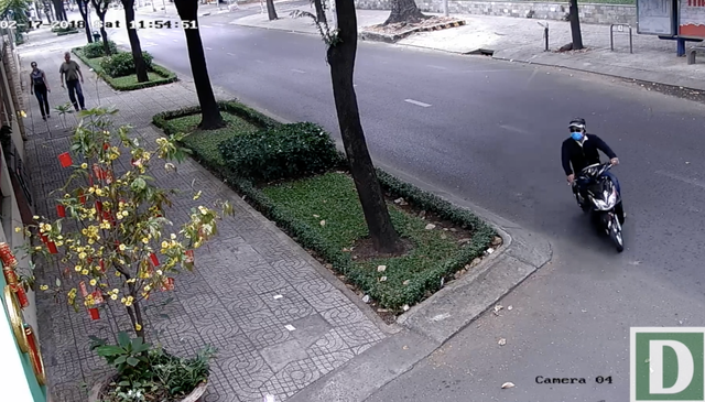 Camera ghi lại cảnh đối tượng giật dây chuyền của nhân viên Tổng lãnh sự Nga - 1 Camera ghi lại cảnh đối tượng giật dây chuyền của nhân viên Tổng lãnh sự Nga - 1
