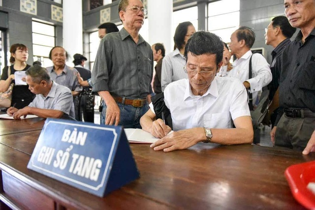 Nhiều nghệ sĩ xúc động nói lời vĩnh biệt nhạc sĩ Thế Song - 7 Hội Âm nhạc Hà Nội vô cùng thương tiếc nhạc sĩ Thế Song, người anh, người nhạc sĩ đã có nhiều đóng góp cho nền âm nhạc nước nhà. Anh sẽ còn mãi trong lòng những người bạn, người em vì những gì anh đã làm cho họ. Vĩnh biệt anh!, nhạc sĩ Trương Ngọc Ninh viết.