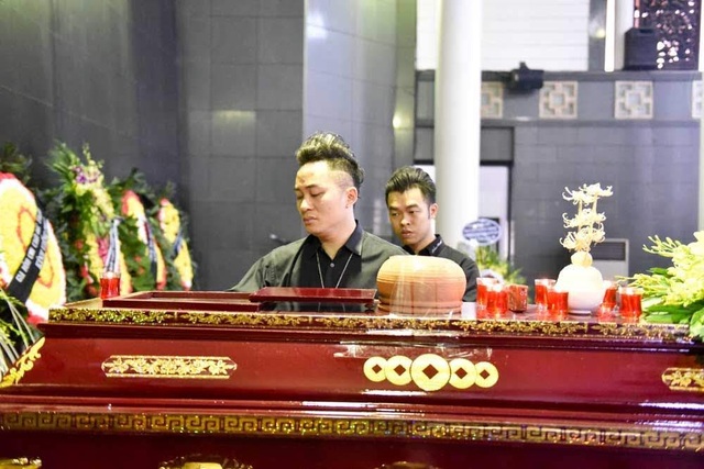 Nhiều nghệ sĩ xúc động nói lời vĩnh biệt nhạc sĩ Thế Song - 11 “Xin được bày tỏ lòng tiếc thương sâu sắc trước sự ra đi của nhạc sĩ Thế Song. Tôi biết ơn những đóng góp của ông cho nền âm nhạc Việt Nam và đặc biệt đã để lại một tác phẩm có sức mạnh tinh thần rất lớn như “Nơi đảo xa”. Ca khúc đã gắn liền với nhiều thế hệ và nhiều tên tuổi các nghệ sĩ”, Tùng Dương nói.