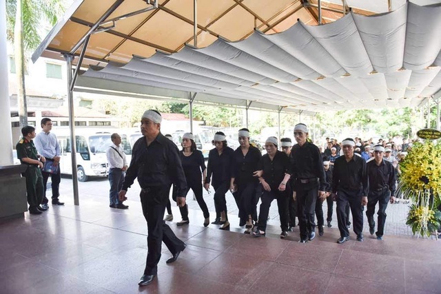 Nhiều nghệ sĩ xúc động nói lời vĩnh biệt nhạc sĩ Thế Song - 1 Con trai trưởng Thế Huy và người thân của nhạc sĩ Thế Song tại lễ viếng sáng 24/5 tại Hà Nội.