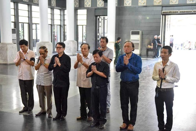 Nhiều nghệ sĩ xúc động nói lời vĩnh biệt nhạc sĩ Thế Song - 4 Nhạc sĩ Đỗ Hồng Quân, Chủ tịch Hội Nhạc sĩ Việt Nam dẫn đoàn nhạc sĩ đến nói lời từ biệt với người nhạc sĩ hiền lành, đáng kính trọng.