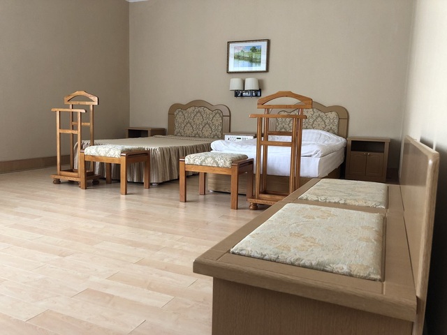 Triều Tiên tiếp đón phóng viên quốc tế tại khu nghỉ dưỡng sang trọng - 7 Nội thất bên trong căn phòng ở của Zhdanov đơn giản nhưng gọn gàng và sạch sẽ.