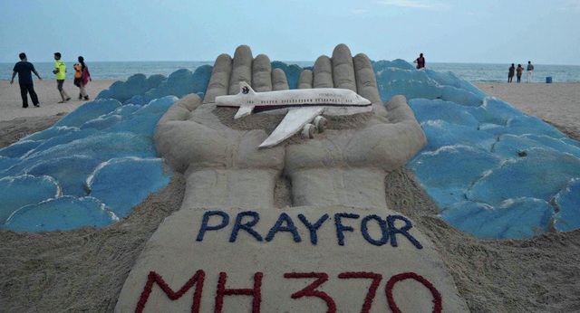 Malaysia thông báo dừng tìm kiếm máy bay MH370 sau 4 năm mất tích - 1 Tác phẩm bằng cát của một nghệ sĩ Ấn Độ nhằm cầu nguyện cho MH370 (Ảnh: AFP)