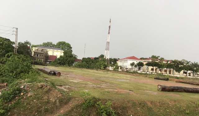 Thu hồi đất vô lý, dân kiện chính quyền ra tòa: Những quyết định "quên" quyền lợi của dân? - 10 UBND huyện Nam Đàn lại ban hành Quyết định số 3345/QĐ-UBND về việc phê duyệt phương án bồi thường, hỗ trợ tái định cư liên quan đến việc thu hồi diện tích nói trên của gia đình ông Nguyễn Tân Phúc. Trong Quyết định này thì số tiền được tăng lên với tổng kinh kinh phí gần 270 triệu đồng (tăng hơn 9 triệu đồng).
