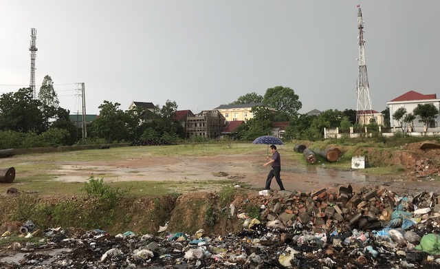 Thu hồi đất vô lý, dân kiện chính quyền ra tòa: Những quyết định "quên" quyền lợi của dân? - 1 Mảnh đất tưởng chừng như “bất khả xâm phạm” nhưng bỗng dưng gia đình ông bị thu hồi hơn 5.000m2 để phục vụ dự án?. Tuy nhiên, phía chủ sở hữu chỉ được đền bù về tài sản trên đất chứ không nhận được bất kỳ quyền lợi hợp pháp nào liên quan đến hàng ngàn m2 đất mà mình quản lý.