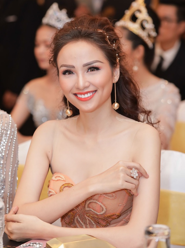 Phạm Hương, Mâu Thủy và dàn người đẹp gợi cảm đọ sắc - 16 Hoa hậu Diễm Hương thon gọn với làn da trắng mượt mà
