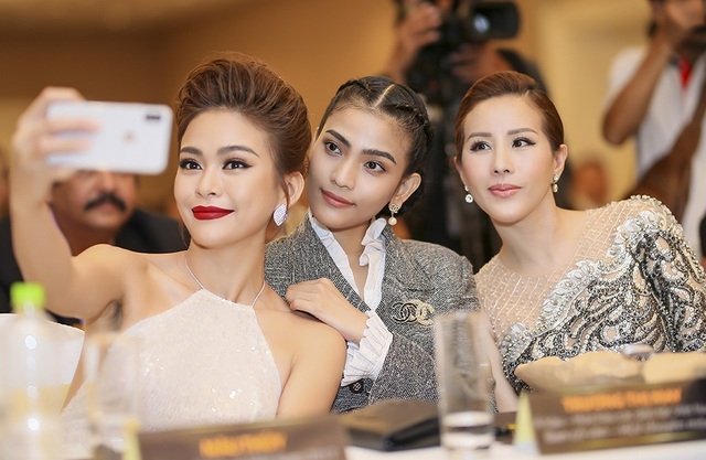 Phạm Hương, Mâu Thủy và dàn người đẹp gợi cảm đọ sắc - 8 Cả hai thân thiết bên Hoa hậu quý bà Thu Hoài