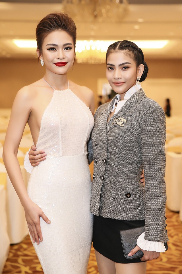 Phạm Hương, Mâu Thủy và dàn người đẹp gợi cảm đọ sắc - 6 Mâu Thủy có phần dìm chiều cao người đẹp Trương Thị May khi cùng đọ dáng trên thảm đỏ