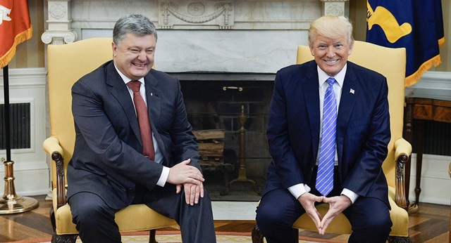 Luật sư ông Trump bị "tố" nhận tiền để dàn xếp cuộc gặp cho Tổng thống Ukraine - 1
Tổng thống Mỹ Donald Trump (phải) và người đồng cấp Ukraine Petro Poroshenko (Ảnh: Reuters)