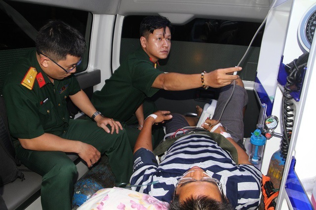 Trực thăng xuyên đêm, cứu bệnh nhân nhồi máu cơ tim trên đảo Trường Sa - 1 Bệnh nhân được trực thăng xuyên màn đêm, vượt biển đưa về đất liền