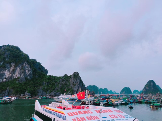Nữ sinh 9x gây “sốt” khi chia sẻ kinh nghiệm du lịch Cô Tô giá 1,3 triệu đồng - 4 Ngày 1, hành trình của Trang là: Hà Nội – Vân Đồn; Quảng Ninh – Cô Tô. 1h30 sáng, Trang bắt xe thuộc nhà xe Xuân Trường giá vé 150 nghìn/lượt, xuất phát từ Hà Đông (Hà Nội) đến cảng Vân Đồn (Quảng Ninh). Khoảng 5h sáng, Trang đã có mặt tại cảng Cái Rồng và mua vé tàu ra đảo. Giá vé là 230 nghìn/ lượt/ người, tàu chạy khá nhanh, chỉ khoảng 45 phút là ra tới đảo.
