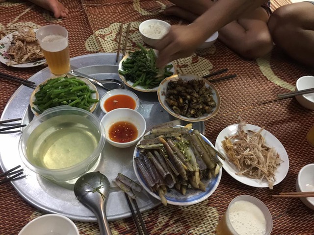 Nữ sinh 9x gây “sốt” khi chia sẻ kinh nghiệm du lịch Cô Tô giá 1,3 triệu đồng - 11 Trang kể, trong ngày đầu tiên, cô cùng bạn chọn một nhà hàng bình dân để dùng bữa. Bữa ăn gồm có: một đĩa mực xào, canh ngao chua, một đĩa rau với giá 300 nghìn, đoàn có 2 người nên chia ra mỗi người chỉ mất khoảng 150 nghìn đồng/ người. Buổi tối Trang cùng bạn mua đồ nhờ chủ nhà nấu giúp. “Bọn mình rủ thêm 3 bạn cùng nhà nghỉ đi chợ mua đồ hết 720 nghìn đồng. Trong đó, có mực, ốc móng tay, rau, hàu… Anh chủ nhà rất nhiệt tình, đồ ăn lại được chế biến rất ngon”, Trang kể.