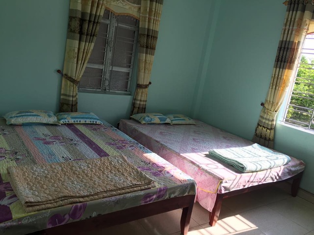 Nữ sinh 9x gây “sốt” khi chia sẻ kinh nghiệm du lịch Cô Tô giá 1,3 triệu đồng - 5 Dù đang là mùa du lịch nhưng giá phòng nghỉ ở Cô Tô không quá đắt. Thùy Trang đặt trước một phòng nghỉ ở gần bãi biển để tiện đi lại với giá là 300 nghìn đồng/ phòng 2- 3 người, với đủ điều hòa, bình nóng lạnh.