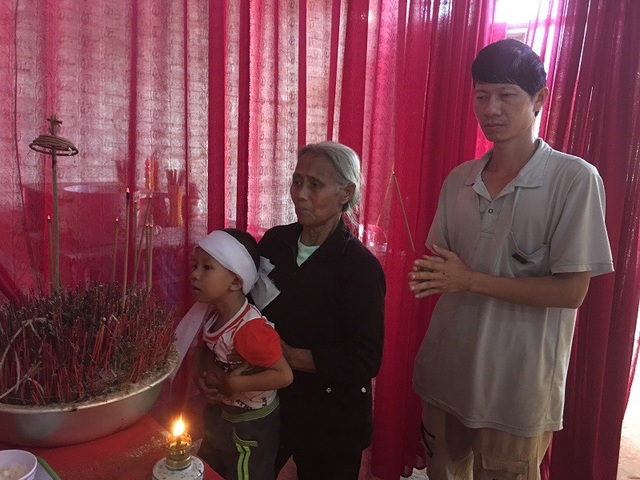 Cuộc sống bất hạnh của cậu bé mồ côi bên người cha lúc tỉnh lúc mê - 1 Cậu bé mồ côi Hoàng Phúc bên bàn thờ mẹ