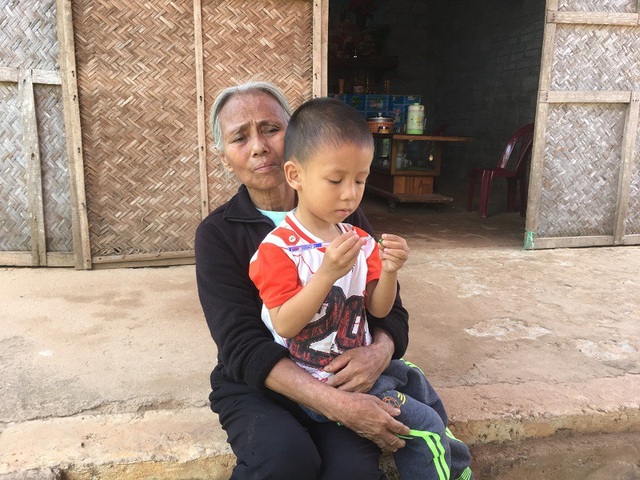 Cuộc sống bất hạnh của cậu bé mồ côi bên người cha lúc tỉnh lúc mê - 4 Cái ăn, cái mặc của Phúc giờ nhờ cả vào bà ngoại, thế nhưng bà nay cũng đã già yếu
