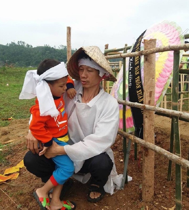 Cuộc sống bất hạnh của cậu bé mồ côi bên người cha lúc tỉnh lúc mê - 3
Mẹ mất, cha thì lúc tỉnh lúc mê do di chứng của tai nạn giao thông khiến tương lai của cậu bé 4 tuổi đang trở nên mù mịt hơn bao giờ hết.