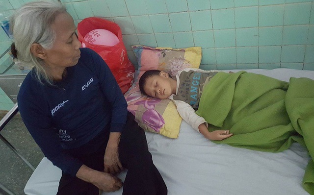 Cuộc sống bất hạnh của cậu bé mồ côi bên người cha lúc tỉnh lúc mê - 2 Ngày mẹ mất, Hoàng Phúc lại đang phải điều trị tại bệnh viện vì tai nạn, em còn không thể nhìn mẹ lần cuối