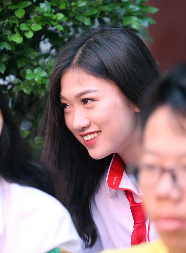 Những cô gái xinh xắn trong lễ bế giảng rợp sắc vàng trường Nguyễn Bỉnh Khiêm - 10 Trường Nguyễn Bỉnh Khiêm có rất nhiều gương mặt xinh xắn nổi bật.