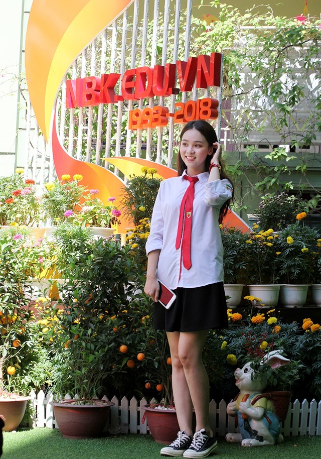 Nguyễn Ngọc Anh - hot girl làng mẫu ảnh Hà thành cũng là học sinh Nguyễn Bỉnh Khiêm. Cô đang học lớp 11.