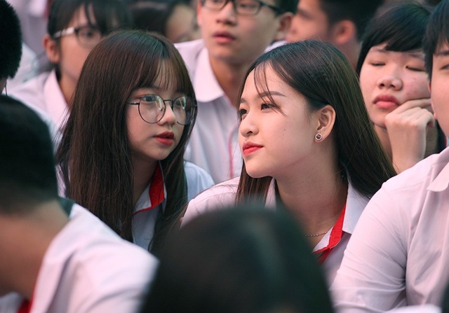 Những cô gái xinh xắn trong lễ bế giảng rợp sắc vàng trường Nguyễn Bỉnh Khiêm - 13 Những cô gái xinh xắn trong lễ bế giảng rợp sắc vàng trường Nguyễn Bỉnh Khiêm - 13