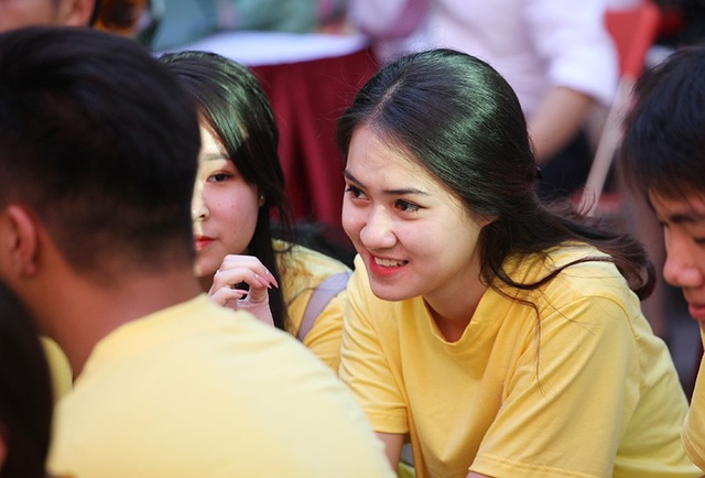 Những cô gái xinh xắn trong lễ bế giảng rợp sắc vàng trường Nguyễn Bỉnh Khiêm - 6 Những cuộc trò chuyện mãi không ngừng