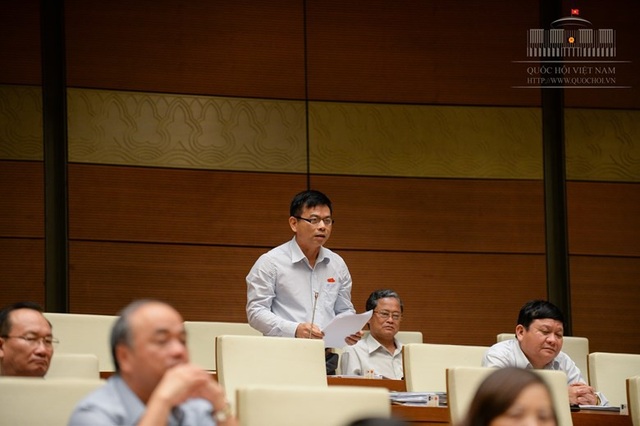 Người dân phẫn nộ vì đất vàng, đất bạc rơi vào tay doanh nghiệp bạch tuộc - 1 Đại biểu Nguyễn Thanh Hồng tranh luận tại hội trường