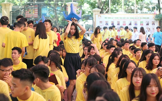 Chiếc áo màu vàng được học sinh lớp 12 THPT Nguyễn Bỉnh Khiêm - Cầu Giấy (Hà Nội) chọn làm đồng phục trong ngày chia tay mái trường.